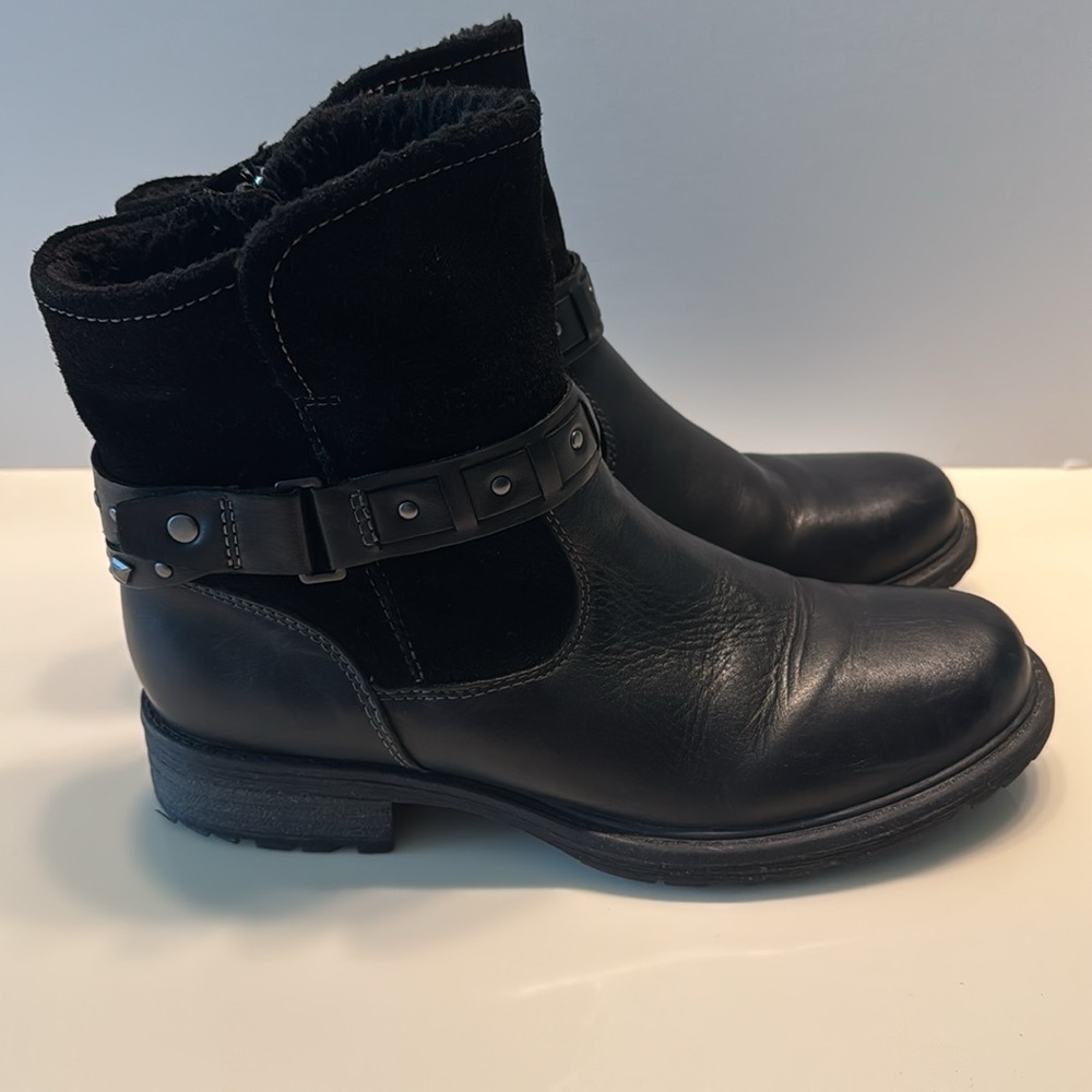 Earth Chelsea style boot.